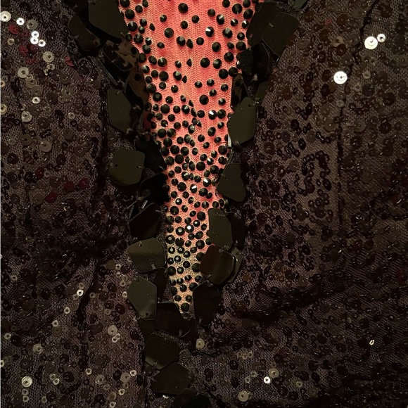 Elegant Black Sequin Evening Dress - Picture 3 of 8